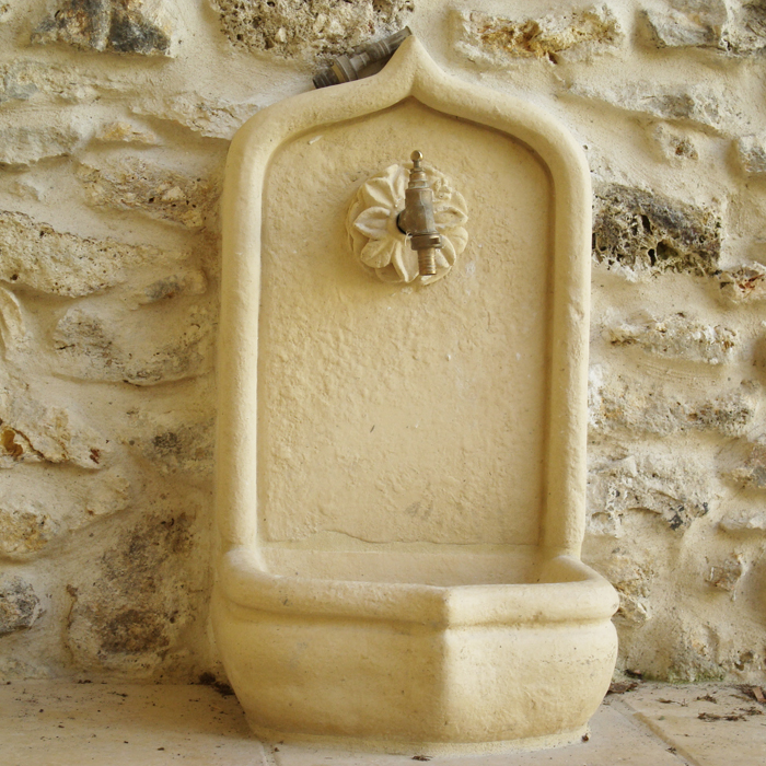 Fontaine murale pierre reconstituée en intérieur