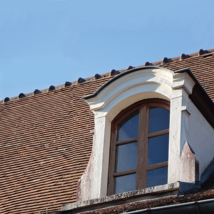 lucarne vieilli a chapeau de gendarme ancienne en pierre