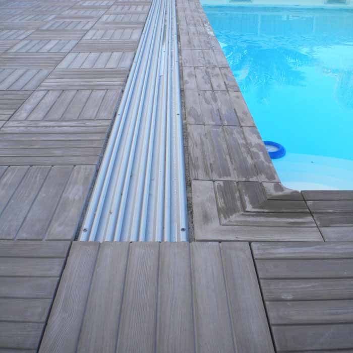 bord piscine margelle pierre reconstituée bois rainuré