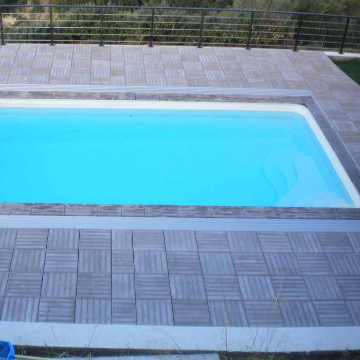 piscine avec margelle pierre reconstituée bois rainuré