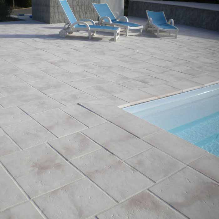 bord droit piscine avec margelles pierre reconstituée patinée 4 cm