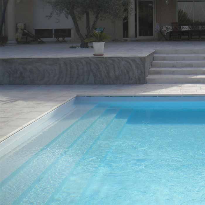 piscine avec margelles pierre reconstituée patinée 4 cm