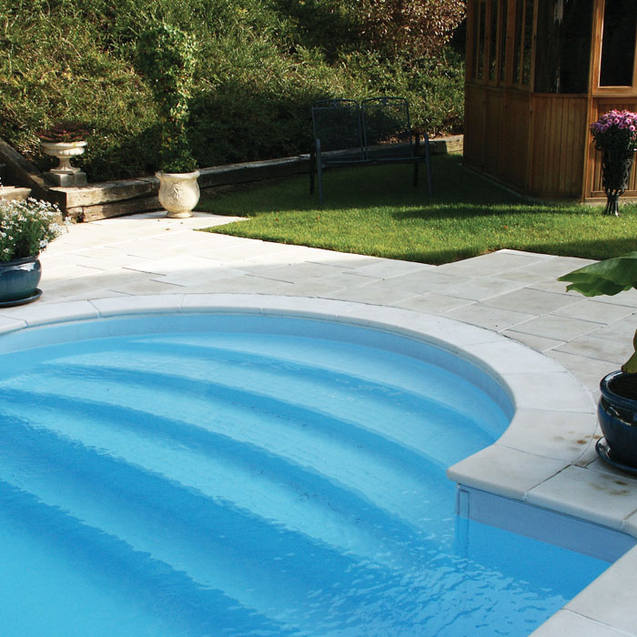 piscine avec margelles pierre reconstituée patinée 2,5 cm