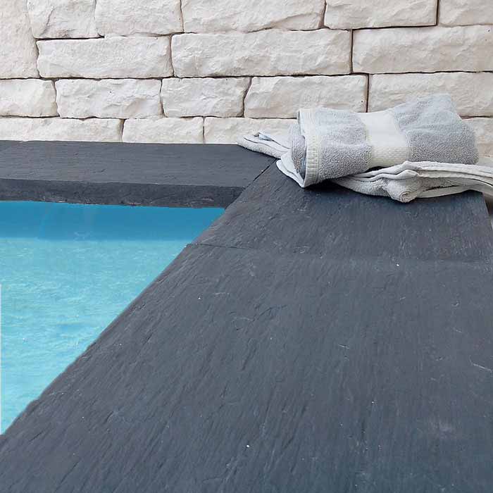 bord de piscine avec margelles pierre reconstituée schiste