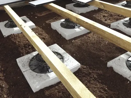 Plots de pose réglables sous une terrasse