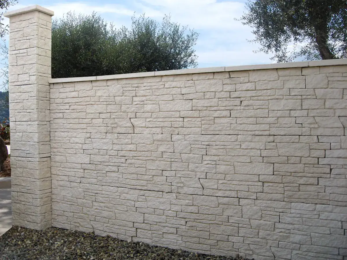 Mur de clôture habillé de parement pierre sèche, avec son pilier