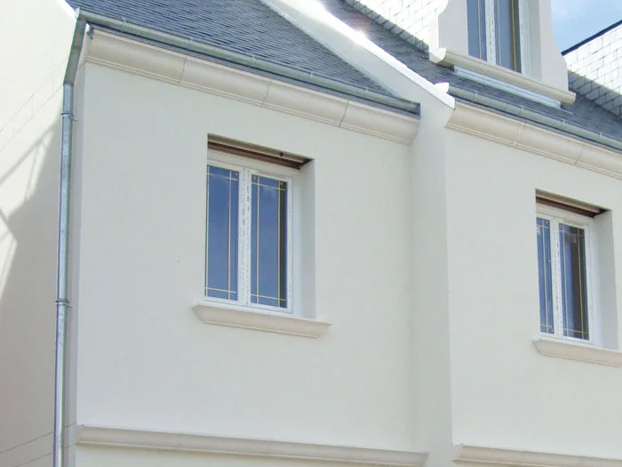 Corniches bandeau sous le toit et en bandeau d'étage sur une façade enduite