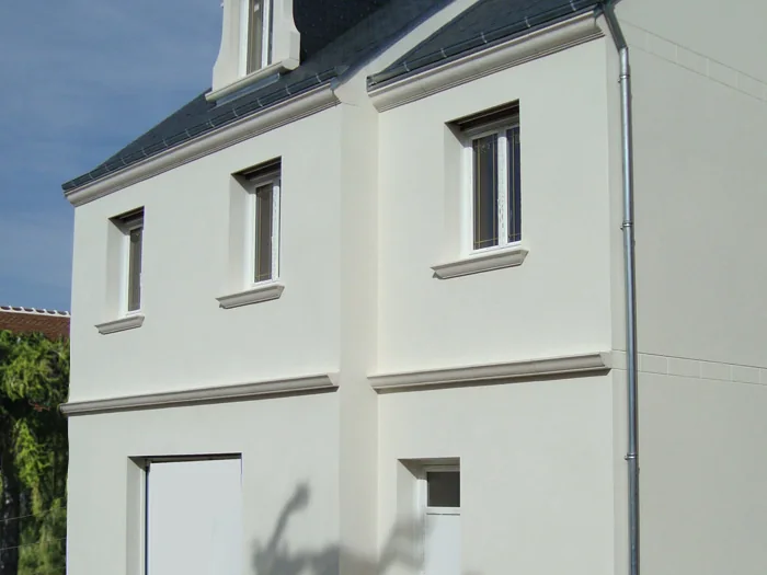 Corniches bandeau sous le toit et en bandeau d'étage sur une maison neuve