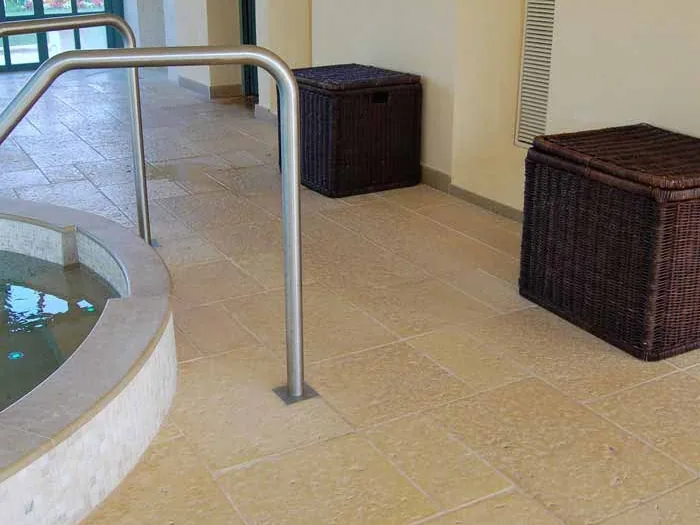 Dalles bouchardées autour d'un spa intérieur