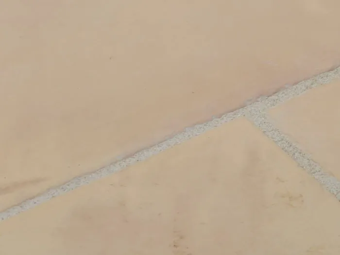 Gros plan sur une dalle patinée couleur camel nuancé
