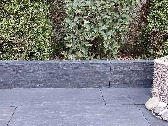 Dallage schiste au pied d'un muret en lames de schiste