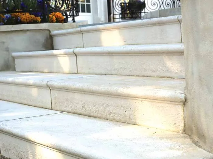 Grand escalier en marches monolithiques devant une maison