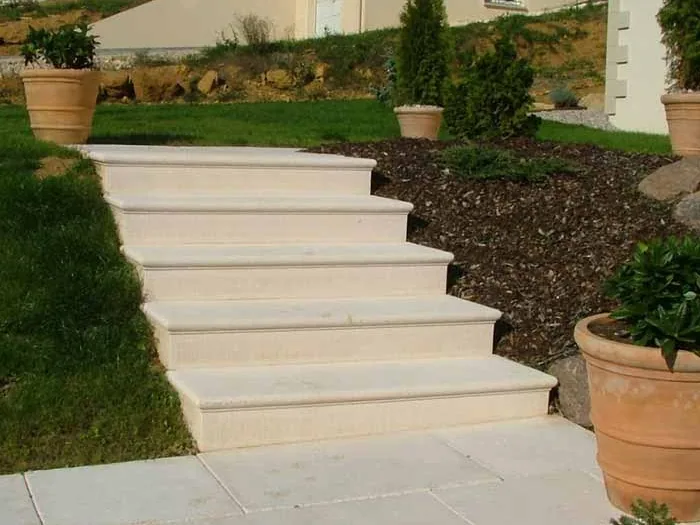 Escalier de jardin en marches monolithiques