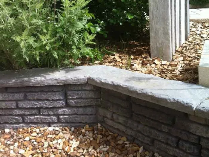 Muret en blocs ardoisés anthracite couronné de dessus de mur