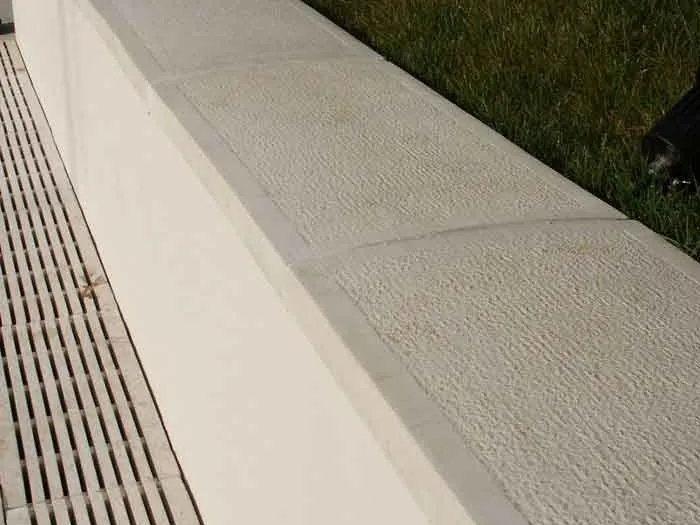 Dessus de mur bombé sur un muret, vu de près
