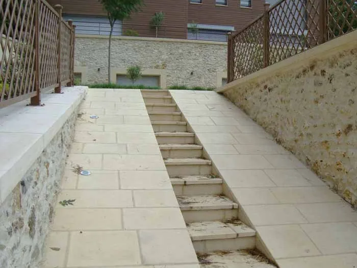 Murets couronnés de dessus de mur bombés le long d'un escalier