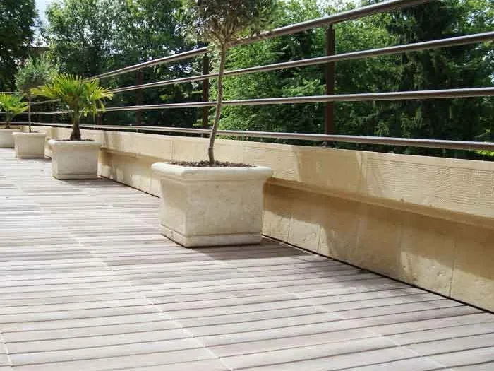 Dessus de mur plat sur un muret en bord de terrasse en bois