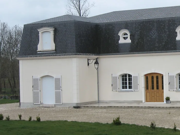 Lucarne LDC100 sur le toit à la Mansart d'une maison neuve