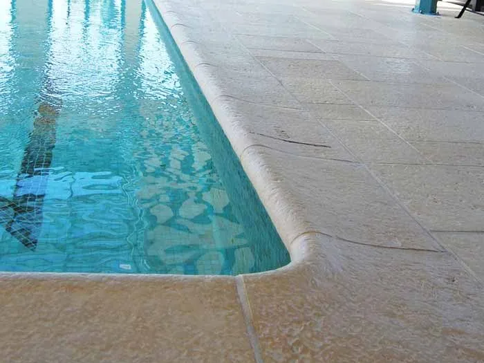 Margelles galbées le long d'une piscine