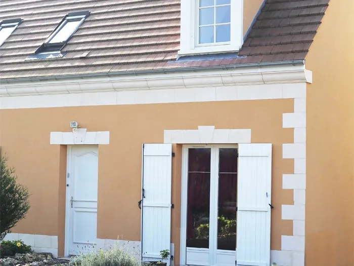 Maison avec chaînages d'angle et encadrements en parement pierre taillée