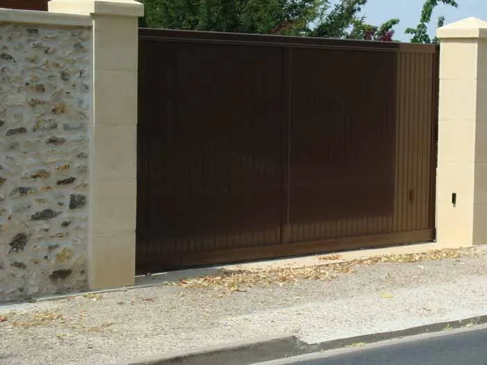 Piliers habillés du kit bouchardé encadrant un portail