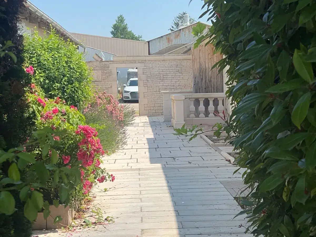 Allée en dalles, mur et balustrade en pierre reconstituée sur le site de Gerland