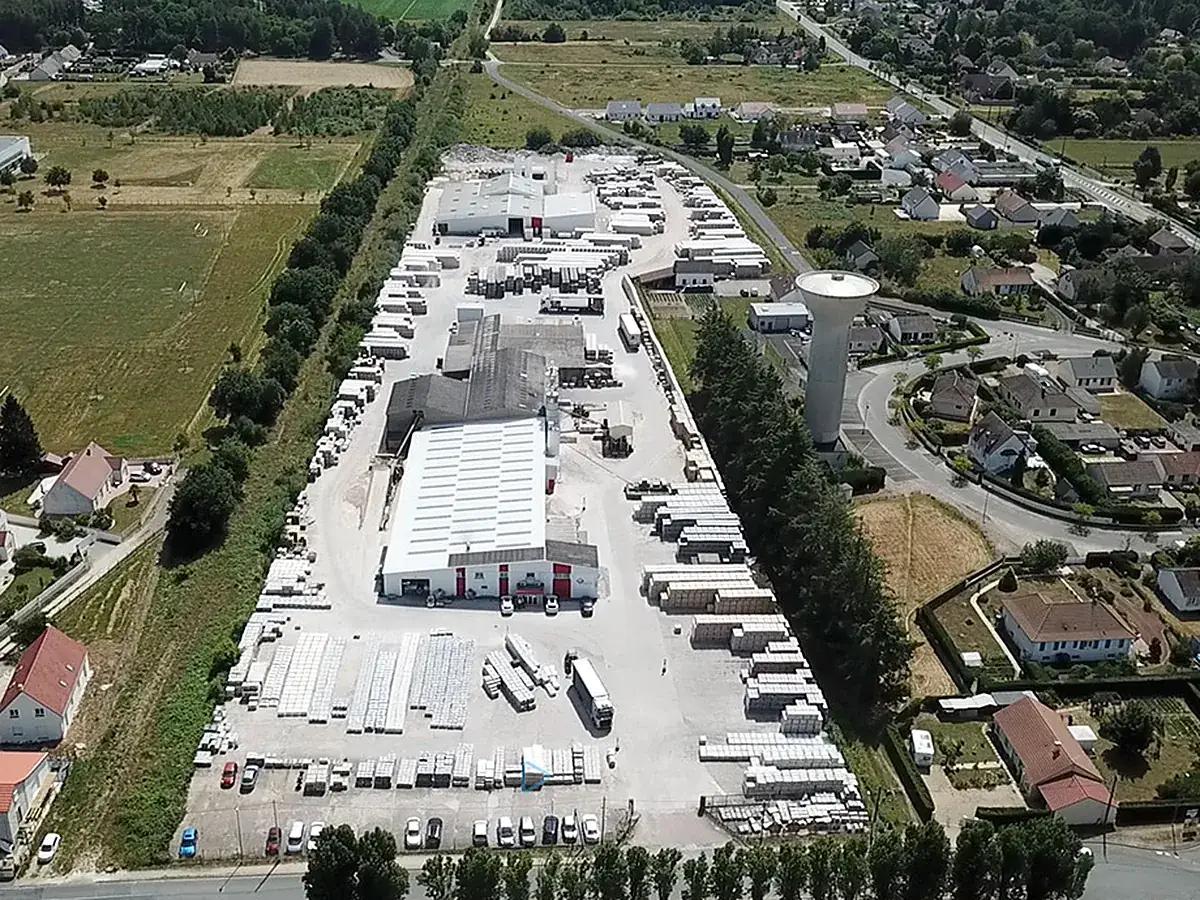 Vue aérienne en drone du site de production de Saint-Martin-d'Abbat